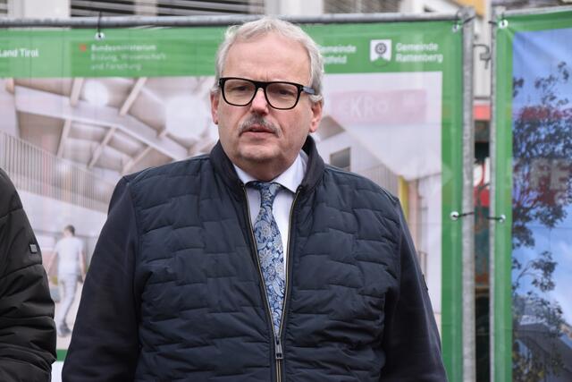 "Wir haben das Glück, dass wir etwas Neues mit der alten Schule verbinden können", erklärt Vizebürgermeister Andreas Klingler.  | Foto: Barbara Fluckinger