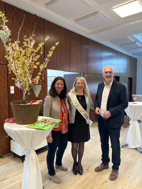 Gitti Linauer und Nachfolgerin Romana Wieländer mit Bürgermeister Rudi Schütz. | Foto: Martina Schweller