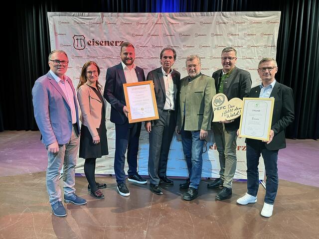 Im Innerberger Gewerkschaftshaus wurde die Stadtgemeinde Eisenerz kürzlich geehrt und doppelt zertifiziert.  | Foto: Edith Krapf
