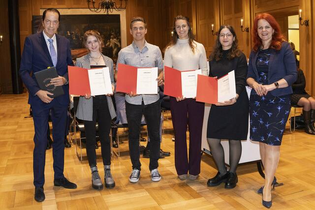  (v.l.) Der interim. Rektor der UMIT TIROL, Rudolf Steckel, freute sich beim Festakt mit des Nachwuchsforscherinnen und Nachwuchsforscher Antonia Eberharter, Luca Mayer, Anika Köck, und Michelle Bindel, über die Unterstützung für Ihre Forschungsprojekte, die ihnen von Landesrätin Cornelia Hagele zugesichert wurde. | Foto: Land Tirol/Die Fotografen