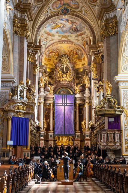 Die Stiftsmusik Klosterneuburg offenbart in der Stiftskirche einige musikalische Highlights.  | Foto: Stift Klosterneuburg/Moritz Reifner