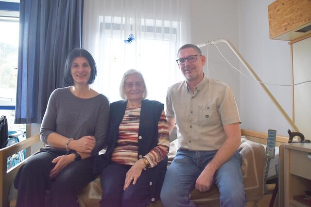 Die 95-jährige Gertraud Allabauer aus Gaming (M.) fühlt sich bei Michaela Hahn und Norbert Loschko im Pflege- und Betreuungszentrum in Scheibbs gut aufgehoben. | Foto: Roland Mayr/MeinBezirk Scheibbs