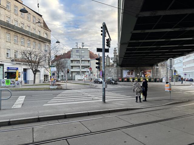 Besonders während der Stoßzeiten ist es hier rappend voll mit Schulkindern, die gefährlich nahe an der Straße stehen. | Foto: Ipirotis/MeinBezirk