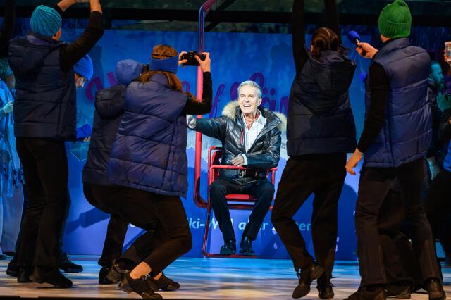 Das Musical "Skiverliebt - Zwei Brettln, die die Welt bedeuten" wird am Salzburger Landestheater aufgeführt. Im Bild: Alfons Haider | Foto: SLT/Tobias Witzgall
