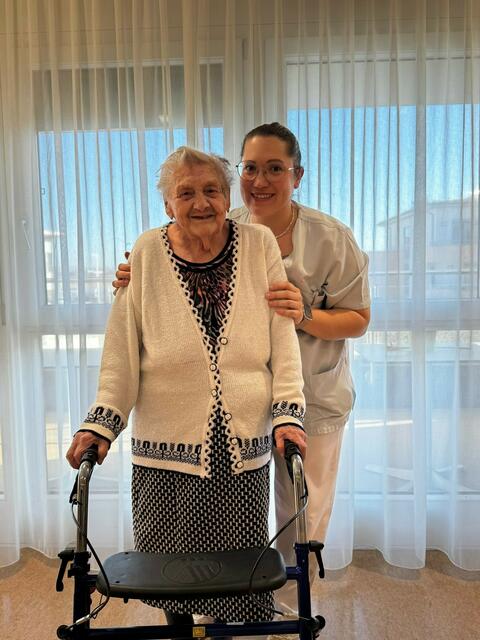 Pflegeassistentin Julia Jelemensky und Bewohnerin Sophia Heger. | Foto: PBZ GF