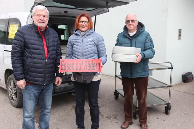 Die Freiwilligen sind für bedürftige Mitmenschen unterwegs. | Foto: Essen auf Rädern