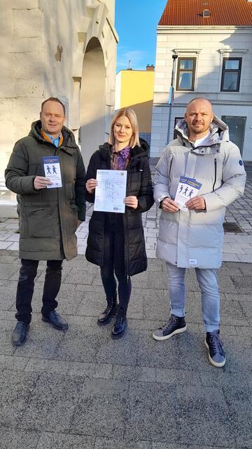 Bürgermeister Thomas Ram, Isabella Grosinger (Mobilitätsmanagement NÖ) und Florian Ceyka (Mobilitätsbeauftragter Fischamend) präsentierten die neue Karte vor dem Fischaturm. | Foto: NÖ.Regional/Grosinger