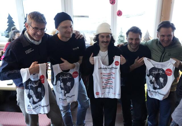 Das Konzert in Gosau in der Skiregion Dachstein West war der fulminante Schlusspunkt hinter die folkshilfe Hüttentour. V.l.n.r.: Rupert Schiefer (Vorstand und Geschäftsführer Bergbahnen Dachstein Salzkammergut), das folkshilfe Trio Paul Slavizcek, Florian Ritt, Gabriel Fröhlich und Andreas Winkelhofer (Geschäftsführer Oberösterreich Tourismus). | Foto: Oberösterreich Tourismus GmbH/Martin Fickert