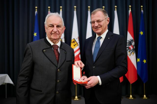 Josef Jobst (l.) Altbürgermeister der Gemeinde St. Willibald mit Landeshauptmann Thomas Stelzer | Foto: Land OÖ