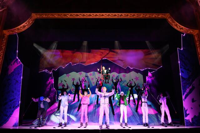 Das Musical "Skiverliebt - Zwei Brettln, die die Welt bedeuten" verknüpft Sport und Kultur auf künstlerische Weise. | Foto: SLT/Tobias Witzgall