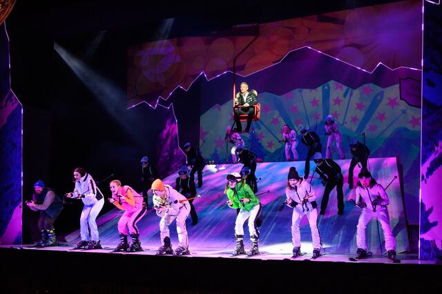 Das Musical "Skiverliebt - Zwei Brettln, die die Welt bedeuten" verknüpft Sport und Kultur auf künstlerische Weise. | Foto: SLT/Tobias Witzgall