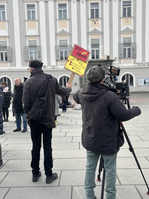 "Es reicht", steht auf einem Schild. Eine klare Message an die Stadtpolitik Klagenfurt.  | Foto: MeinBezirk.at