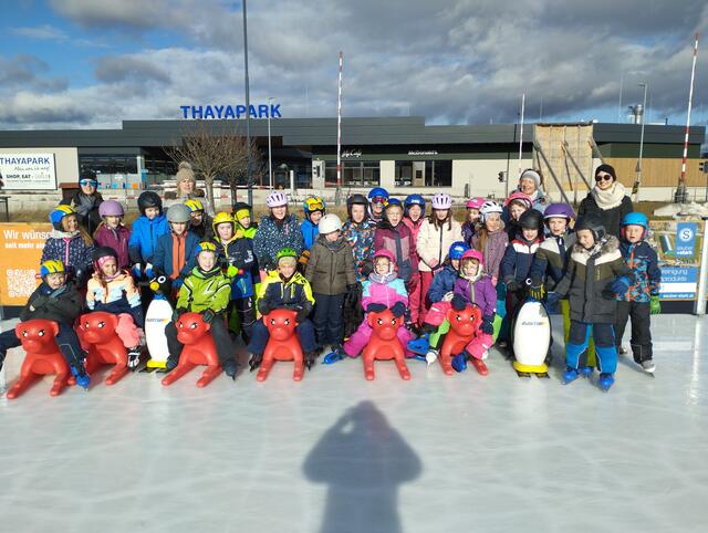 Die Schülergruppe genoss die Zeit am Eislaufplatz. | Foto: VS Pfaffenschlag