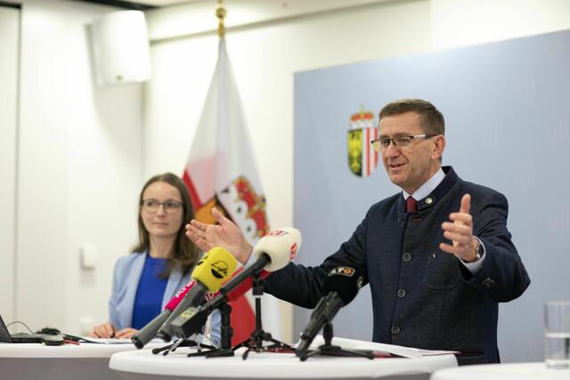 v.l.: Manuela Wiesinger, Senior Consultant conos gmbh, und Wirtschafts- und Tourismus-Landesrat Markus Achleitner. | Foto: Land OÖ/Spenlingwimmer