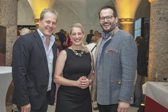 Hoteliers im Dienste von Innsbruck Tourismus: Katharina Schnitzer-Zach (Hotel Zach, 1. Obmann-Stvin. von Innsbruck Tourismus) mit Klaus Plank (Weisses Rössl, Aufsichtsrat von Innsbruck Tourismus, li.) und Thomas Hackl (Goldener Adler, Aufsichtsrat von Innsbruck Tourismus). | Foto: Innsbruck Tourismus / Berger