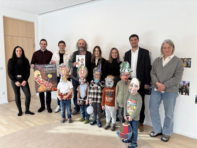 Leiterin Kinderkrippe Jasmin Schranz, Schriftführer Fasnacht Patrick Pfefferle, Schriftführer Stv. Simon Stoll, Künstler und Ehrenmitglied Peter Riml, Kindergarten Leitung Stv. Delia Riml, Leiterin vom Kindergarten Maria Schlatter, Bgm. Patrick Holzknecht und Direktorin der Volksschule Dinah Weber | Foto: Dorn