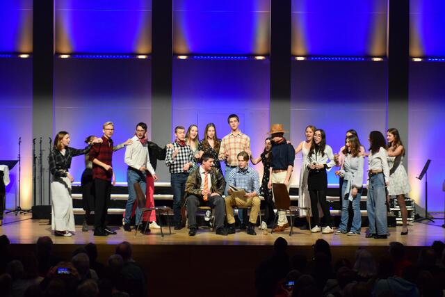 Singen allein reichte ihnen nicht: Die 7a und 8a des BG/BRG Perchtoldsdorf setzten „King of the road“ sogar szenisch um. | Foto: BG/BRG Perchtoldsdorf