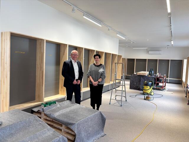 Bürgermeister Bernd Osprian übergab Astrid Kniendl die Schlüssel für die Bibliothek. | Foto: Almer