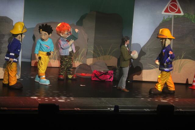 Feuerwehrmann Sam, Elvis, Penny, Hauptfeuerwehrmann Steele, Norman Price, Mandy und Professor Pickles erkunden die Dino-Insel. | Foto: MeinBezirk/Hofmüller