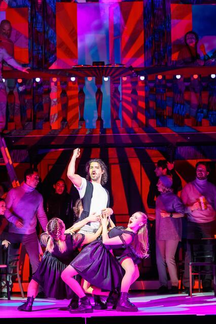 Das Musical "Skiverliebt - Zwei Brettln, die die Welt bedeuten" verknüpft Sport und Kultur auf künstlerische Weise. | Foto: SLT/Tobias Witzgall