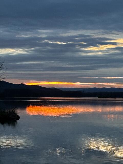 Der Sonnenuntergang über der Donau sorgt für romantische Stimmung.  | Foto: Müller