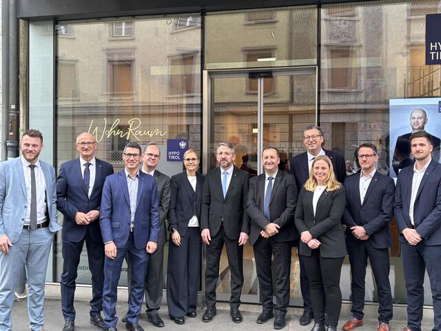 LH Antron Mattle, Alexander Weiß, Vorstandsvorsitzender, Susanne Endl und Andreas Stadler mit dem Team des Hypo Tirol WohnRaum Center in Innsbruck.