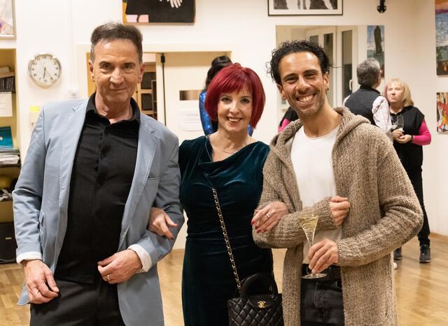Im Tanzsportklub Schwarz-Weiß stellt Greta Lech, flankiert von ihrem ehemaligen Tanzpartner Helmut Lux und ihrem jetzigen Trainer- und Tanzpartner Danilo Campisi, ihre Malerei aus. | Foto: Regina Courtier
