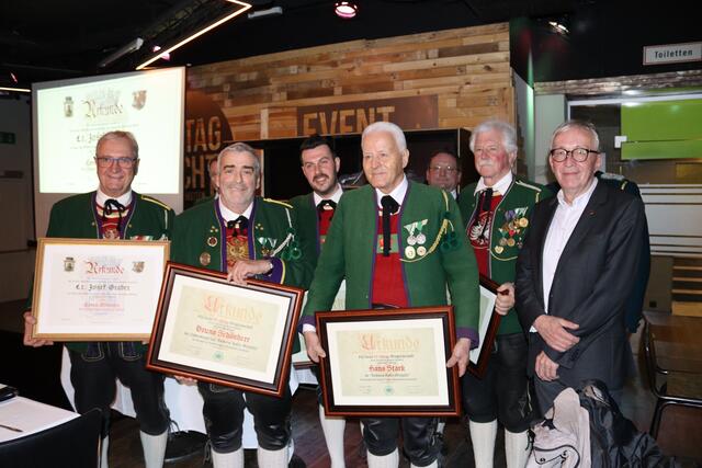 Die Geehrten: Der frisch ernannte Ehrenobmann Josef Graber, Hauptmann Bruno Schönherr (50 Jahre), Hans Stark (40 Jahre), Gerhard Gstraunthaler (50 Jahre), Bgm. Herbert Mayer, hinten sind Harald Thurner (15 Jahre) und der neue Obmann Martin Dold.  | Foto: Elisabeth Zangerl