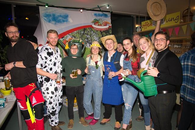 Ausgelassen feiert man beim Dörnbacher Dorfgschnas.