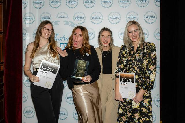 Teodora Simon (2. v. l.) siegte in der Kategorie "Fotografie / Destination Wedding" | Foto: Iris Emberger