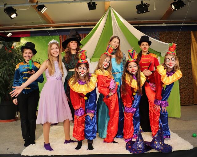 Durch einen Zauberspruch geht’s im verhexten Zirkus  drunter und drüber.  | Foto: Edith Ertl