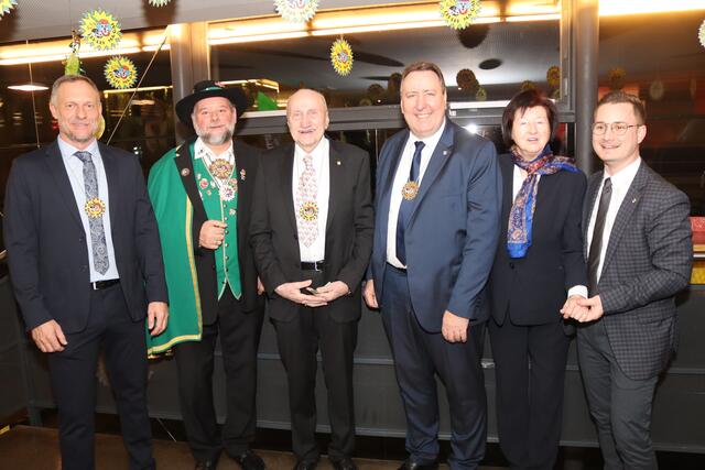 Stadtrat Erwin Baumann (FPÖ, vierter von links) ließ sich die Premiere nicht entgehen. | Foto: MeinBezirk.at