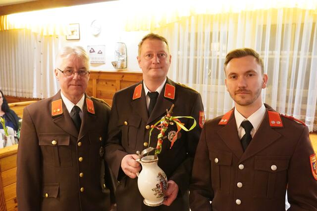 Kommandant Helmut Sterkl mit Stellvertreter Patrick Greger sowie Samuel Tür.