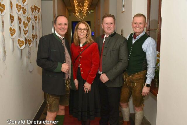 Nationalratsabgeordneten und Bürgermeister Christoph Stark, Finanzstadträtin Tamara Niederbacher, Vize Bgm. Thomas Reiter und GR Bernhard Braunstein.  | Foto: Gerald Dreisiebner