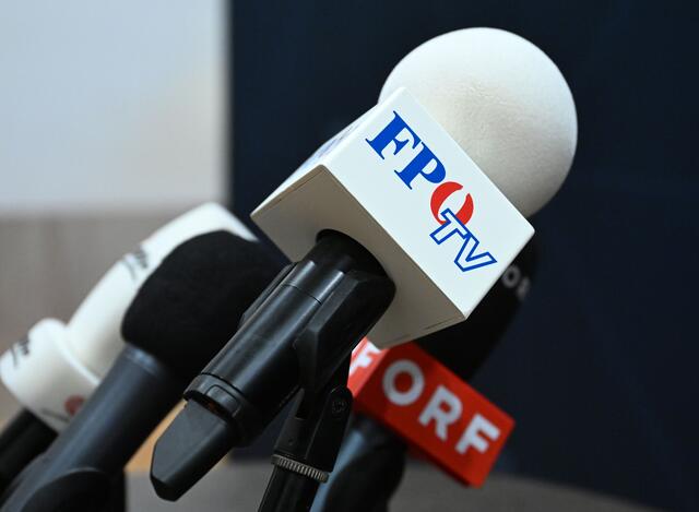 Beim ORF soll gespart werden, FPÖ-Kanäle dafür gefördert werden. So die Pläne der Freiheitlichen. Das sieht man in der Branche kritisch. | Foto: HELMUT FOHRINGER / APA / picturedesk.com