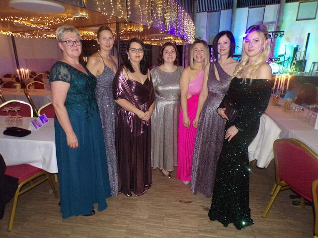 Das Damenkomitee der Rudersdorfer Ballnacht strahlt. | Foto: Peter Sattler