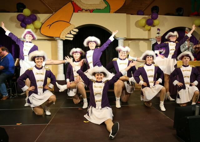 Gardemädchen bei der Eggendorfer Faschingssitzung. | Foto: Eggendorfer Faschingsnarren