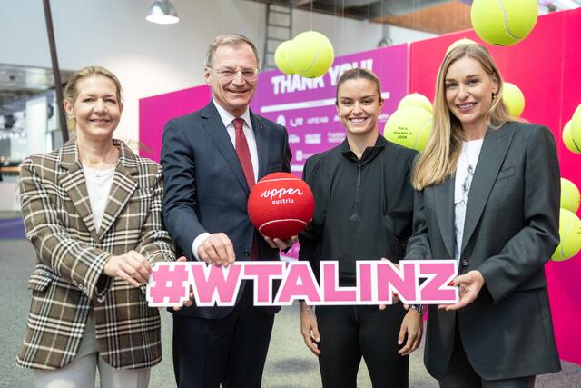 Turnierdirektorin Sandra Reichel, Landeshauptmann Thomas Stelzer, Tennisstar Maria Sakkari und Turnierbotschafterin Babsi Schett-Eagle (v.l.n.r.). | Foto: Land OÖ/Peter Mayr