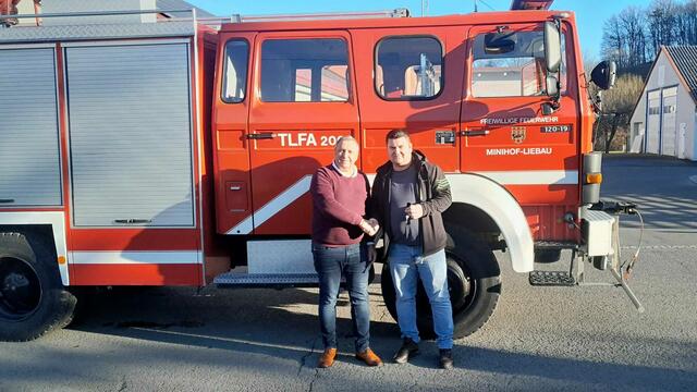 Bürgermeister Helmut Sampt (links) übergab den Schlüssel des alten Feuerwehrautos. Für das TLFA 2000 ging es anschließend in den Kosovo.