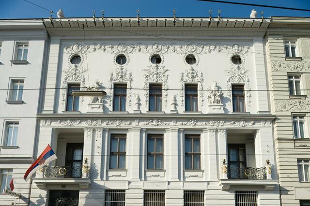 Vor der serbischen Botschaft kam es am Samstag zu einem Massenprotest. (Archiv) | Foto: viennaslide / picturedesk.com