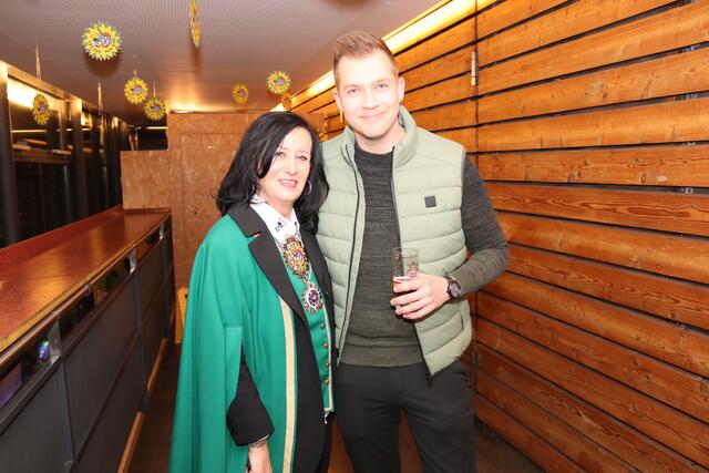 Tischlermeister Nico Krumpestar gemeinsam mit Manuela Obereder. | Foto: MeinBezirk.at