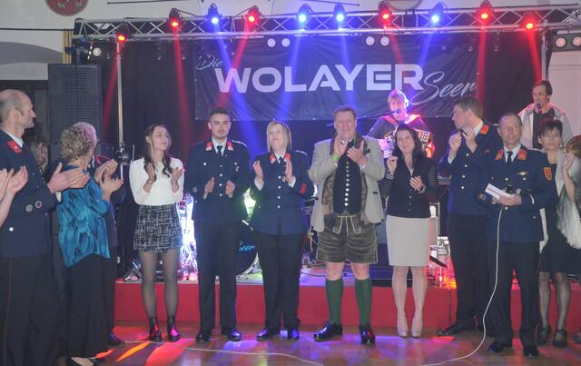 Bürgermeister Sepp Jury in Tracht und Kommandant Edmund Glanznig (2.v.re.) beim Auftakt des Feuerwehrballs