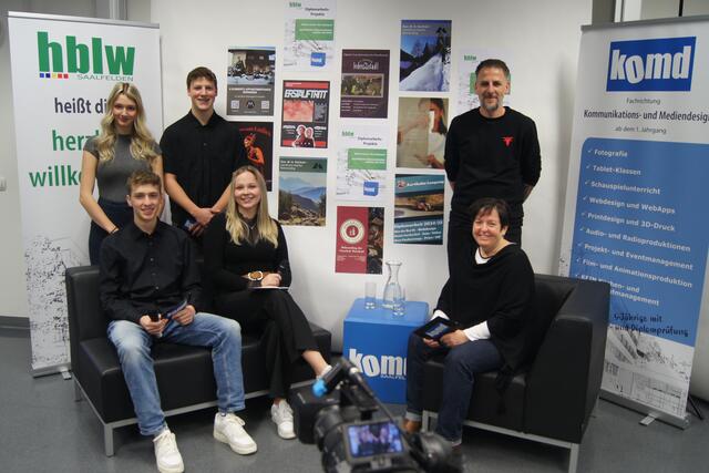 Direktorin Christiane Allerstorfer-Oberhofer und Aufnahmeleiter Mike Pilko mit dem Moderatorinnen und Moderatoren im neuen Medienstudio der HBLW Saalfelden.      Foto: Robert Kalss