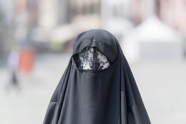 In Österreich gibt es seit 2017 ein Verhüllungsverbot. Seitdem ist das Tragen von Masken, Schleiern und Ähnlichem, welche Gesichtszüge verdecken, verboten. | Foto: PABLO GIANINAZZI / Keystone / picturedesk.com