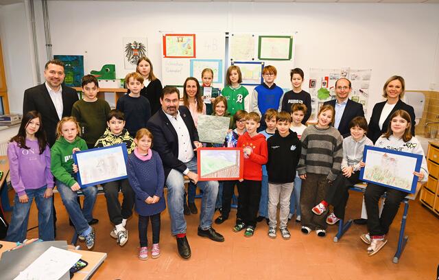 SchülerInnen der 4. Klasse der Josef Schöffel-Volksschule in Purkersdorf mit Michael Wollinger (GF Wienerwald Tourismus), Ing. Stefan Steinbichler (Bürgermeister Purkersdorf), Cornelia Tellian, BEd MA MA (Schulleiterin), DI Albrecht Oppitz (Vizebürgermeister Purkersdorf), Karin Tentschert (Wienerwald Tourismus) | Foto: Wienerwald Tourismus/badenmedia