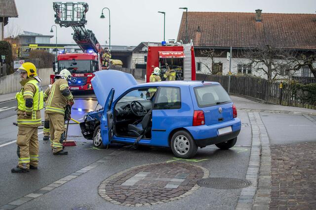 Beide Fahrer, eine 45-jährige Frau und ein 63-jähriger Mann, wurden leicht verletzt und ins Krankenhaus gebracht. | Foto: Zeitungsfoto.at