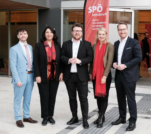 SPÖ-Innsbruck-Parteivorsitzender Benjamin Plach mit LHStv. Philip Wohlgemuth, Vizebgm. Elli Mayr, NR Selma Yildirim und GR Dominik Pittracher. | Foto: SPÖ Innsbruck