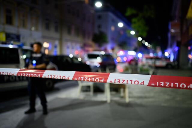 Die Polizei sucht nach einem jungen Mann, der in zwei Wiener Bezirken auf Jugendliche geschossen haben soll. (Archivbild) | Foto: MAX SLOVENCIK / APA / picturedesk.com