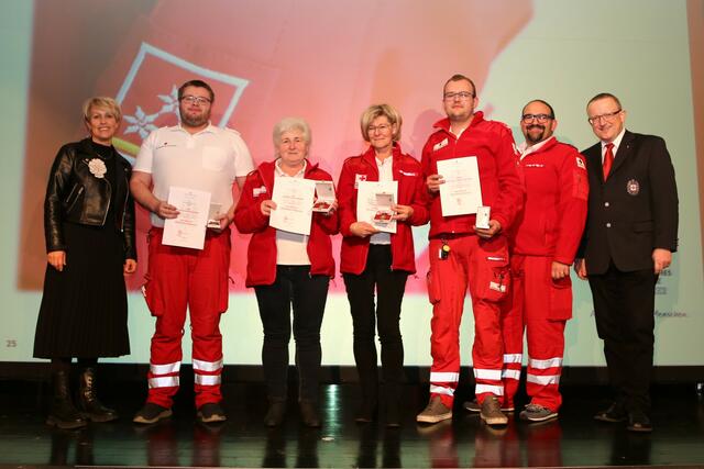 Für besonderen Einsatz: Verdienstmedaille in Bronze für Dominik Prohaska, Gabriele Schibani, Silvia Nimmervoll und Dominic Brandstetter. | Foto: Eckhart Herbe