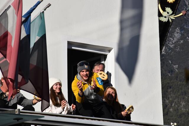 Manche Brezel flog bis zu den Gästen am Fenster.